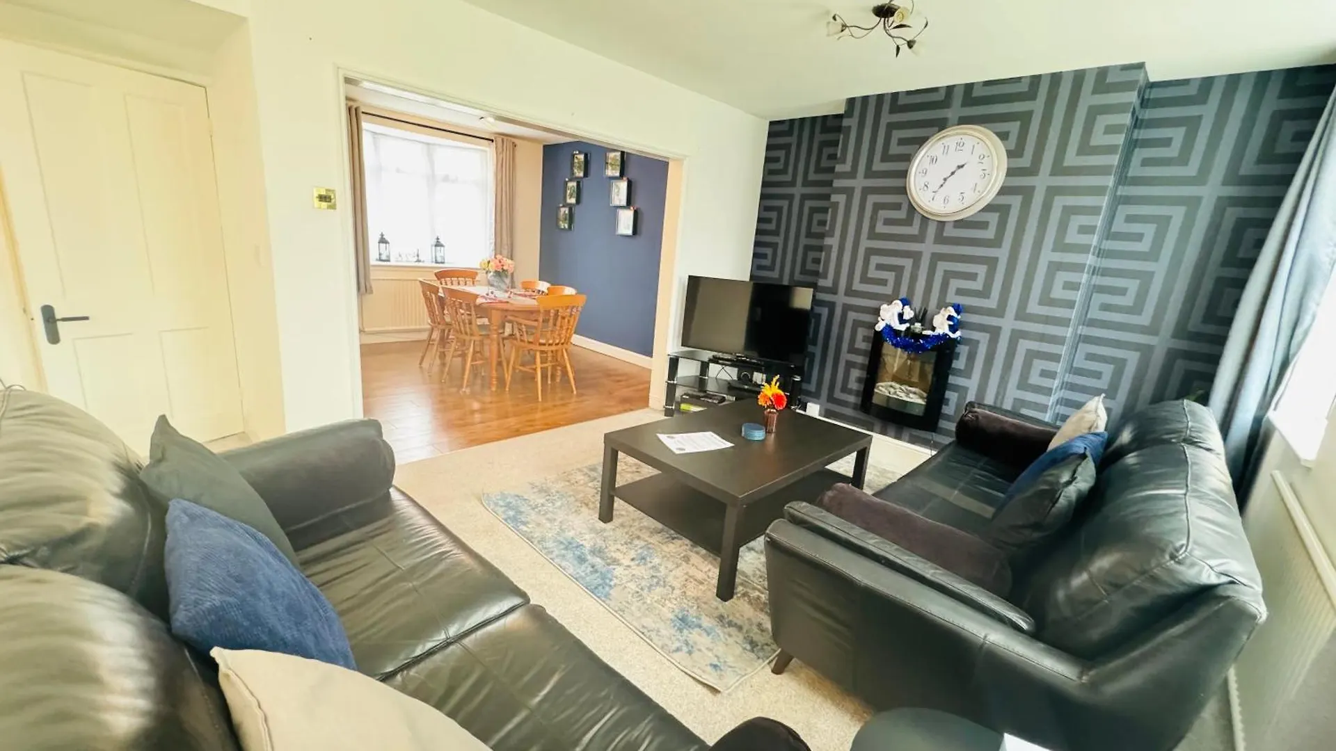 Chic 5 Bedroom House With Private Parking & Garden Bristol