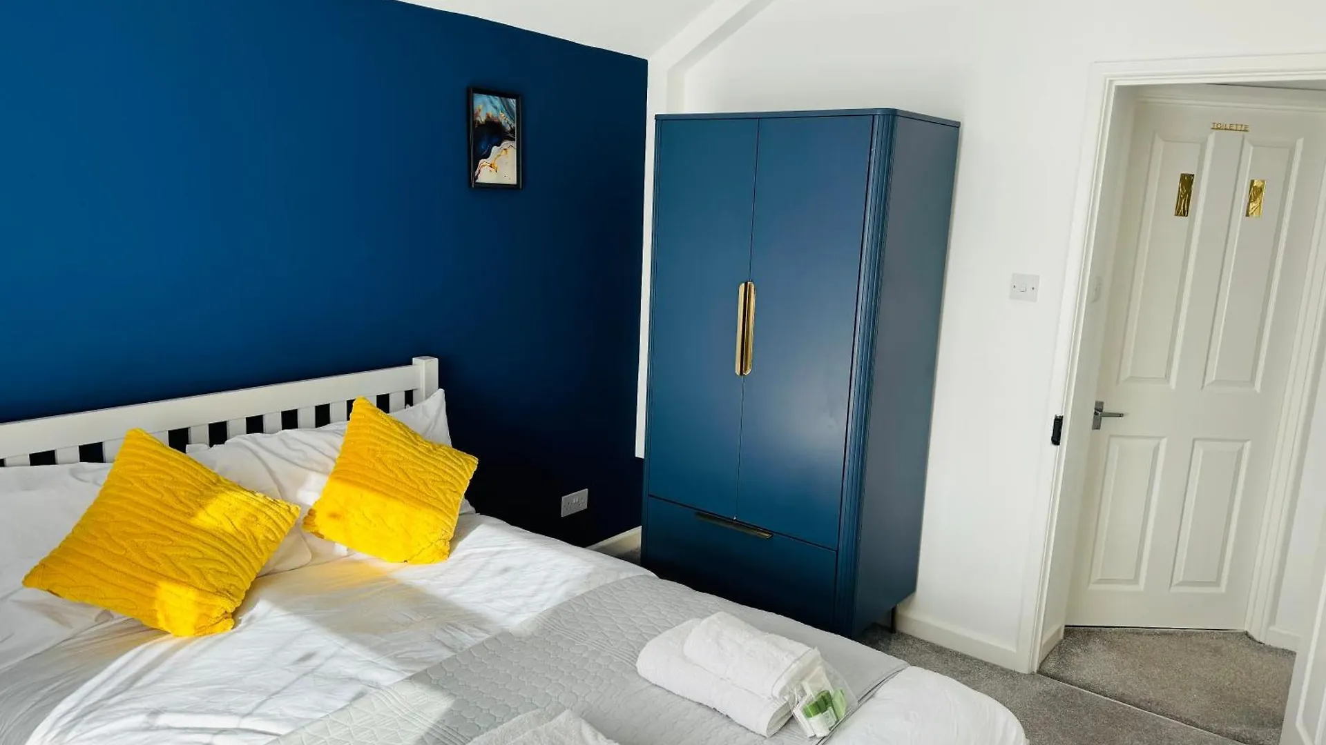 Chic 5 Bedroom House With Private Parking & Garden Bristol